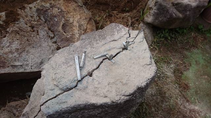 Diy セリ矢で動かせない大きな庭石を割ってみる 動画あり 家庭菜園とお出かけスポット サンシャインラブ